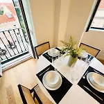 Pink House Beautiful 2 Bedroom Flat In Center