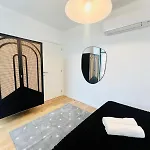 Pink House Beautiful 2 Bedroom Flat In Center