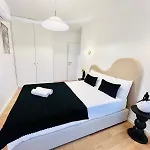 Pink House Beautiful 2 Bedroom Flat In Center
