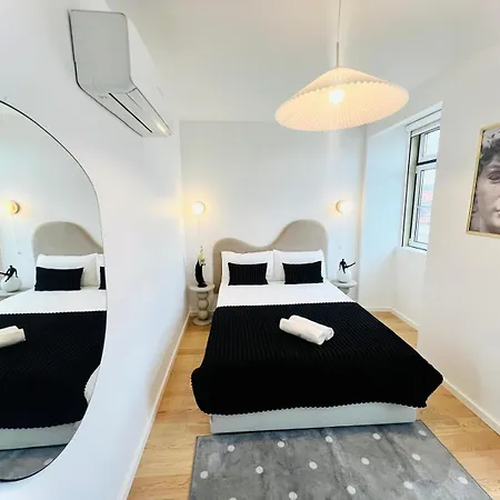 Pink House Beautiful 2 Bedroom Flat In Center Lisbona