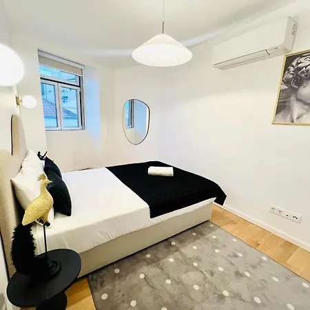 Pink House Beautiful 2 Bedroom Flat In Center Lisbona