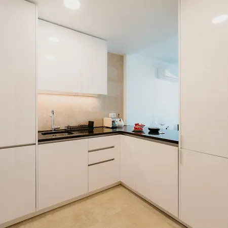 Pink House Beautiful 2 Bedroom Flat In Center Lisbona