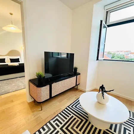 Pink House Beautiful 2 Bedroom Flat In Center Lisbon